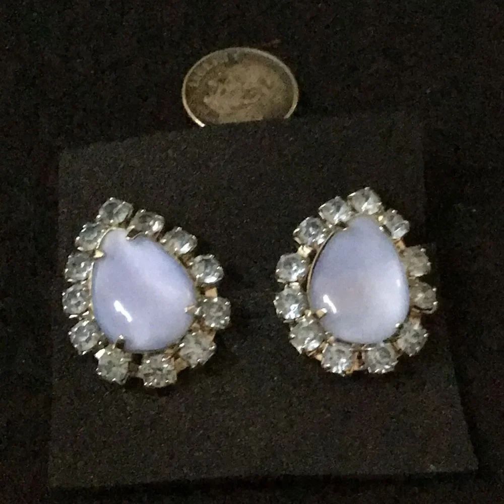 Vintage teardrop shaped clip on earrings